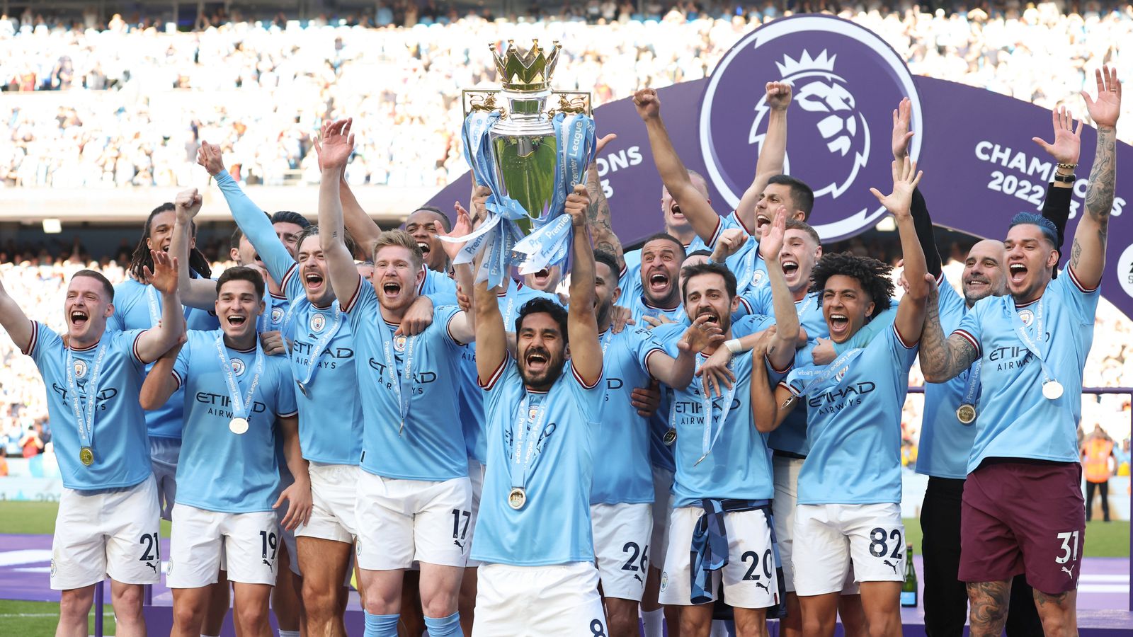 Đội trưởng Ilkay Gundogan nâng cao chiếc cúp Premier League thứ bảy trong lịch sử City