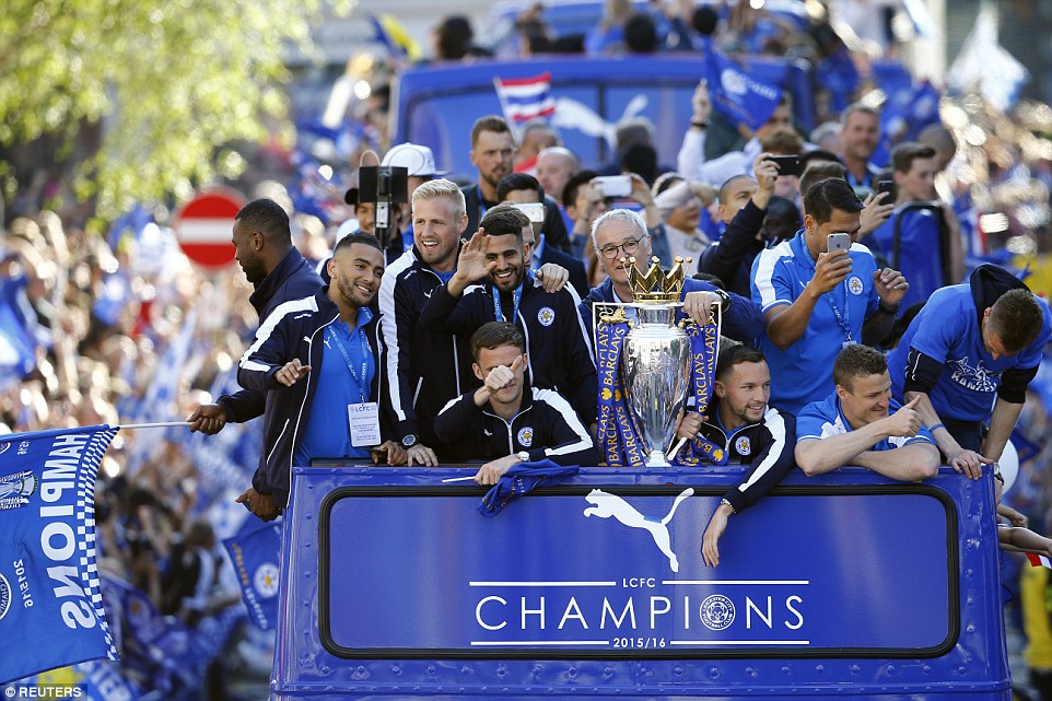 Hành trình cổ tích của Leicester 2015/16 sẽ mãi ở trong tim người yêu bóng đá 