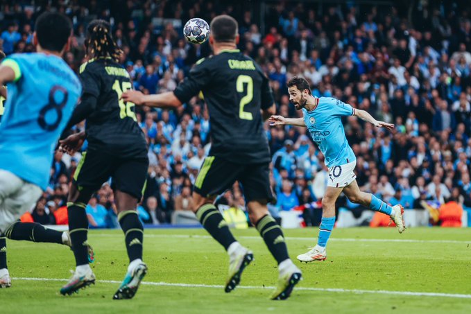 Pha đánh đầu nâng tỷ số lên 2-0 của Bernardo Silva