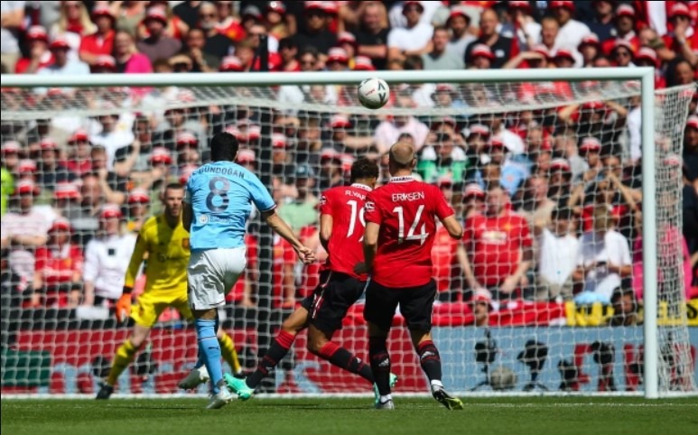 Bàn thắng của Gundogan làm các Manucians trên sân Wembley như như chết lặng