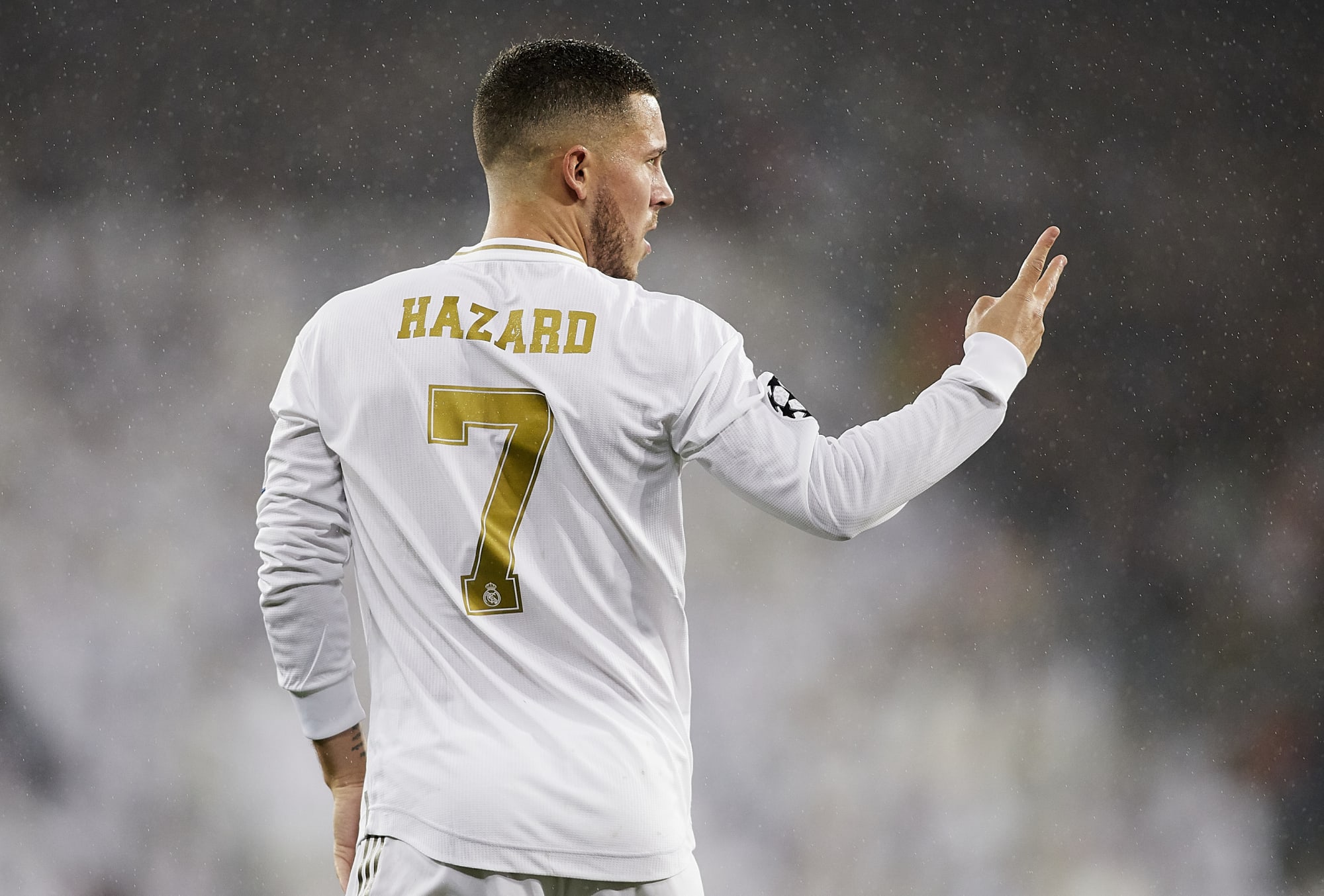 Chiếc áo số 7 của Real dường như quá “rộng” để Hazard có thể mặc vừa