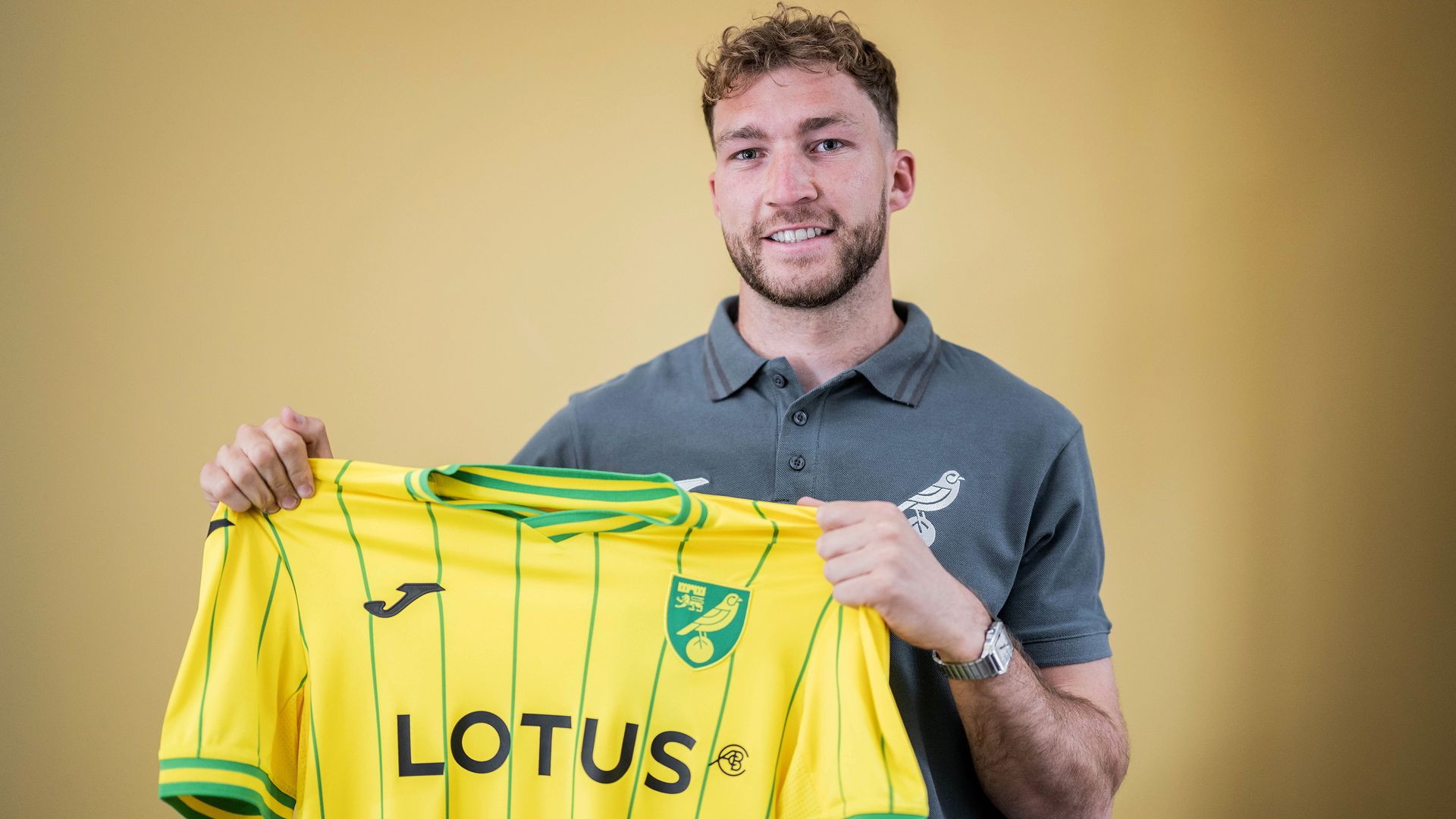 Jack Stacey sẽ thi đấu cho Norwich tại Championship với bản hợp đồng 3 năm