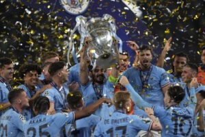 Manchester City ăn ba : Thành Manchester là màu xanh