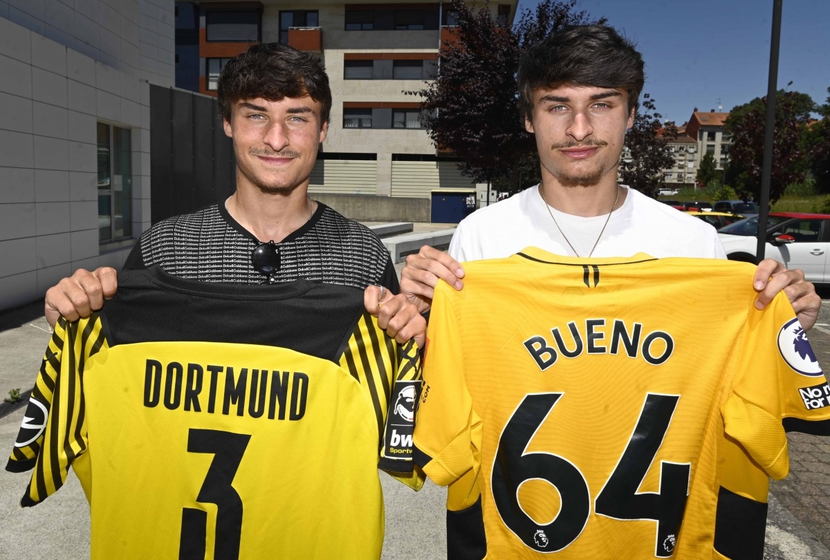 Hugo có người anh em sinh đôi là Guille Bueno hiện đang thi đấu tại đội trẻ Dortmund