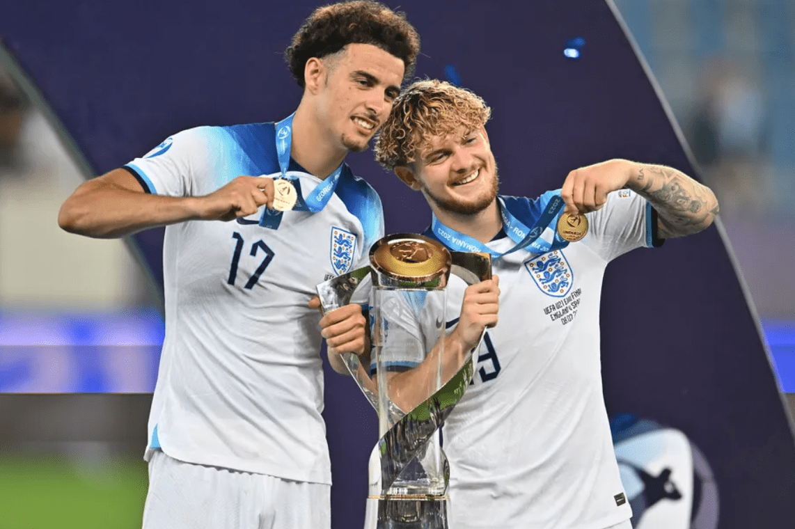 Bộ đôi Curtis Jones và Harvey Elliott đã cùng U21 Anh giành chức vô địch U21 Euro 2023