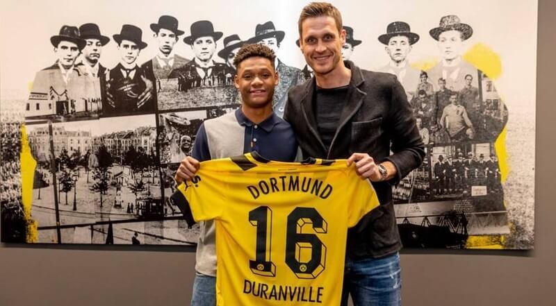 Duranville trong vai trò cậu bé nhặt bóng đã từng gặp Sebastian Kehl khi Dortmund chạm trán Anderlecht trên đất Bỉ năm 2014, tuy vậy vị GĐTT này không hề nhớ gì