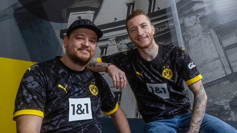 Marco Reus mặc mẫu áo mới cùng với designer đã thiết kế nó