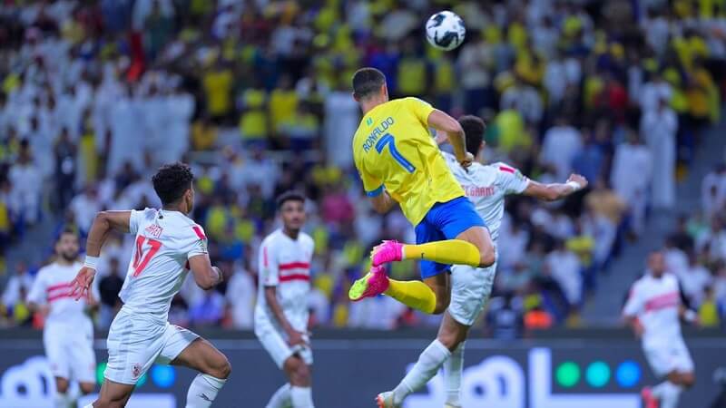 Nhận đường chuyền từ Konan bên cánh trái, Ronaldo bật cao giữa hai hậu vệ áo trắng ghi bàn cho Al Nassr