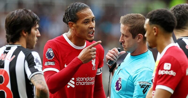 Van Dijk đã nói “f**king joke” với trọng tài John Brooks