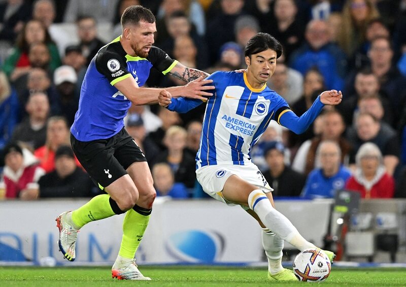 Brighton chỉ phải bỏ ra 2,5 triệu bảng để mang Mitoma về từ đội bóng Nhật Bản Kawasaki Frontale vào tháng 8 năm 2021.