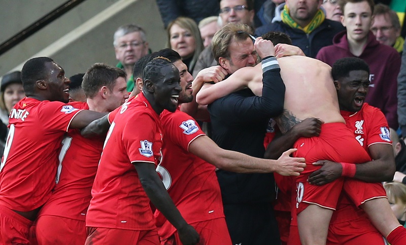 Klopp còn bị rơi mất kính sau pha ăn mừng bùng nổ của Lallana