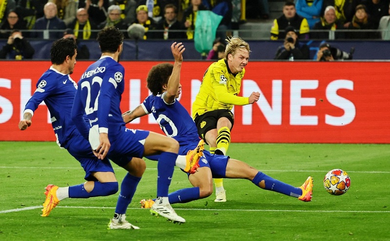 Dortmund mở tỷ số sau pha dứt điểm quyết đoán của Brandt