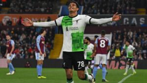 Dẫn 2 bàn, Liverpool vẫn phải chia điểm với Aston Villa