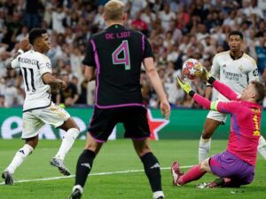 Cả Rodrygo và Vinicius đều không thể đánh bại Neuer ở những cơ hội rõ ràng