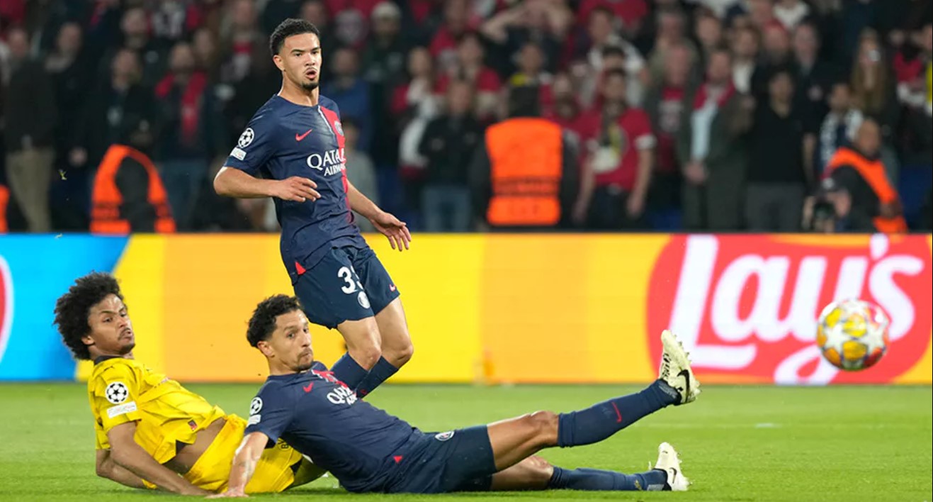 Marquinhos lẫn Emery đều không thể theo kịp pha bứt tốc của Adeyemi