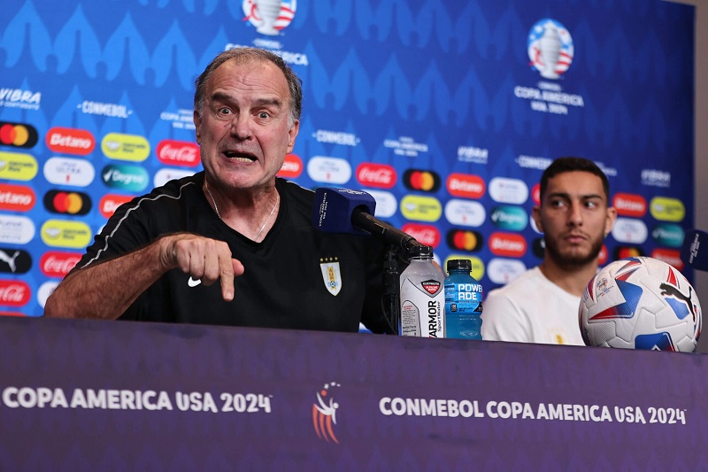 HLV Marcelo Bielsa công kích Conmebol vì chất lượng sân cỏ tệ hại