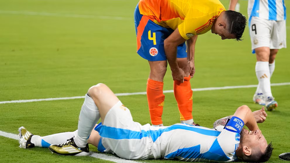 Messi luôn phải nhận sự “chăm sóc” quyết liệt từ các cầu thủ Colombia