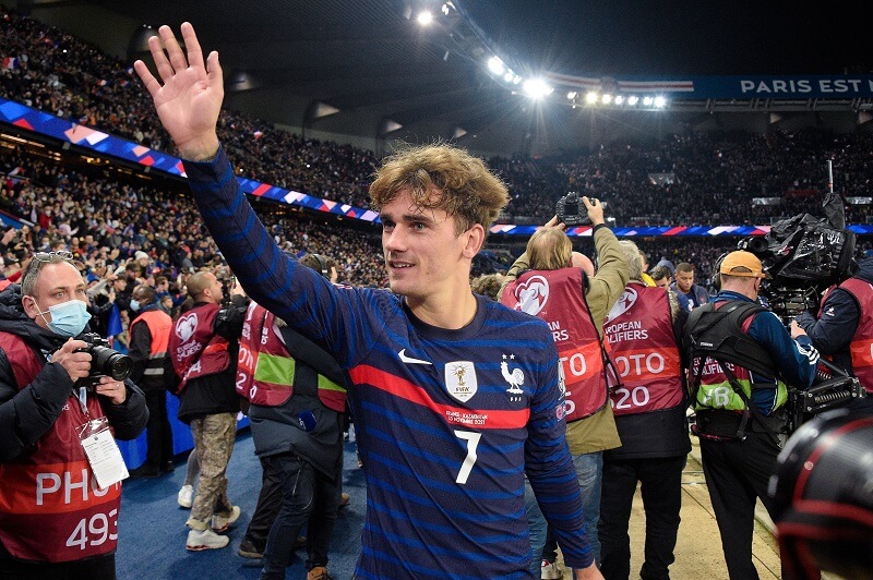 Griezmann có 4 lần đeo tấm băng đội trưởng của tuyển Pháp.