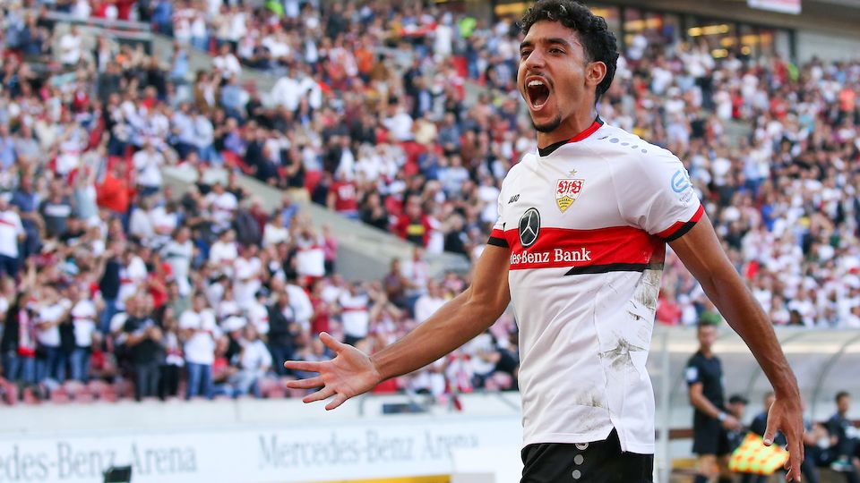 Với 3 bàn cùng 5 kiến tạo sau 21 trận ra sân, Marmoush đã giúp Stuttgart trụ lại Bundesliga 21/22 trong gang tấc với chỉ 1 điểm nhiều hơn nhóm xuống hạng 